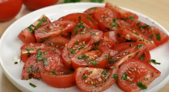 Salada de tomate simples e deliciosa