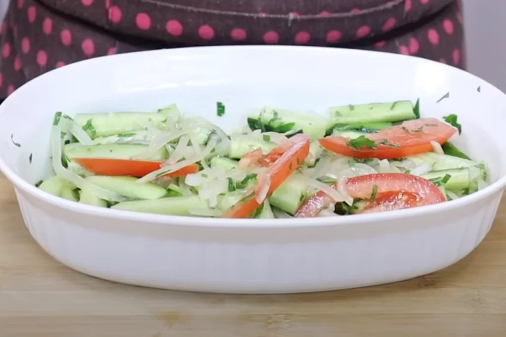 Salada de pepino com tomate para seu almoço e jantar