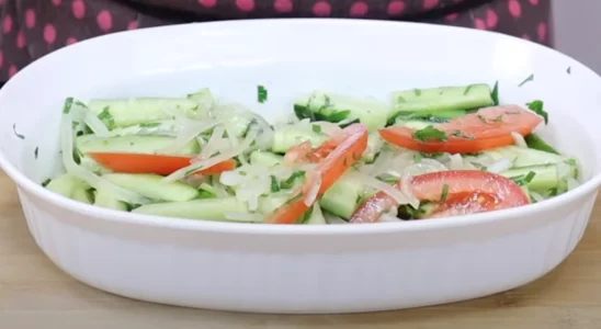 Salada de pepino com tomate para seu almoço e jantar