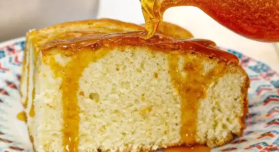 Bolo de banana com calda caramelizada