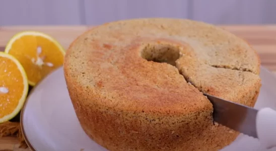 Bolo de laranja com aveia e nozes