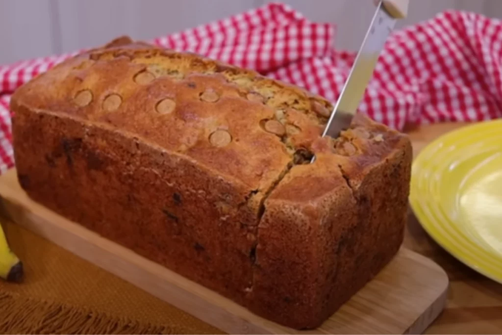 Bolo de banana com chocolates