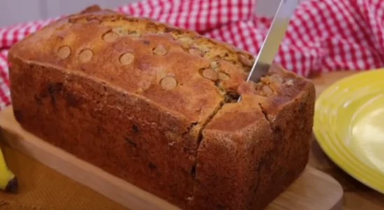 Bolo de banana com chocolates