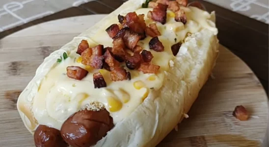 Cachorro quente de linguiça e queijo