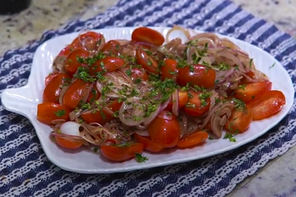 Salada de tomate com cebola e molho