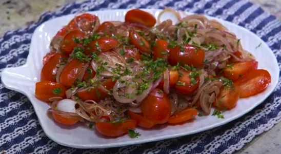 Salada de tomate com cebola e molho