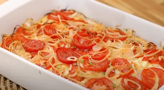 Torta salgada de tomate e cebola