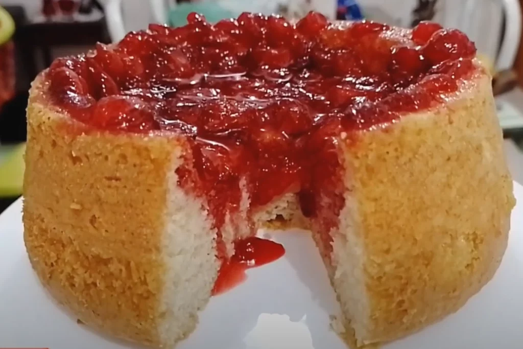 Bolo de iogurte com calda de morango