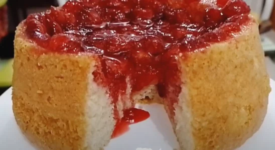 Bolo de iogurte com calda de morango