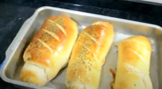 Pão caseiro recheado com presunto e queijo