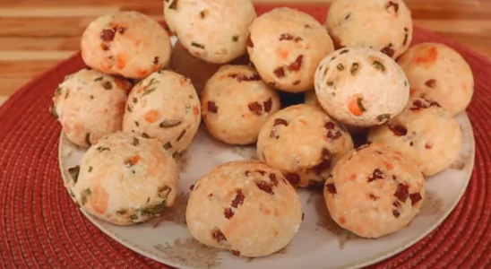 Pão de queijo recheado com calabresa e cheiro Verde