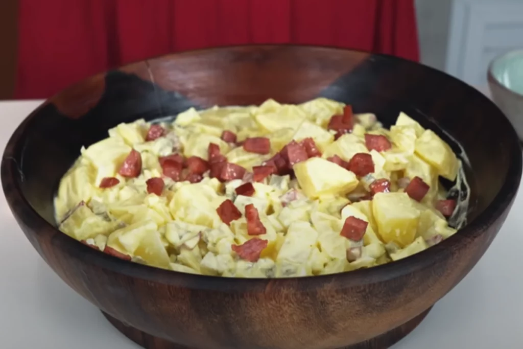 Salada de batata sem maionese saborosa, leve e simples