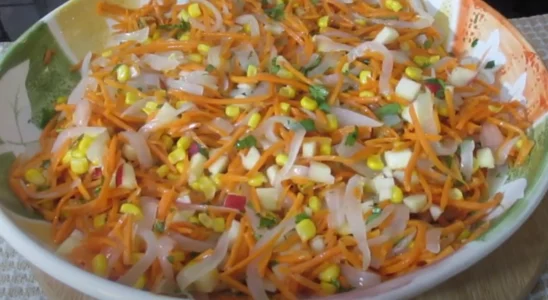 Salada de cenoura com cebola abafada