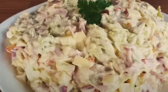 Salada de repolho cremoso com maçã