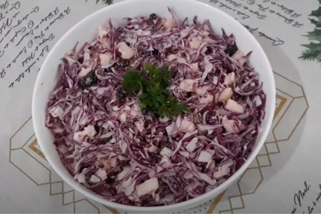 Salada de repolho roxo com abacaxi e uva passa