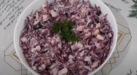 Salada de repolho roxo com abacaxi e uva passa