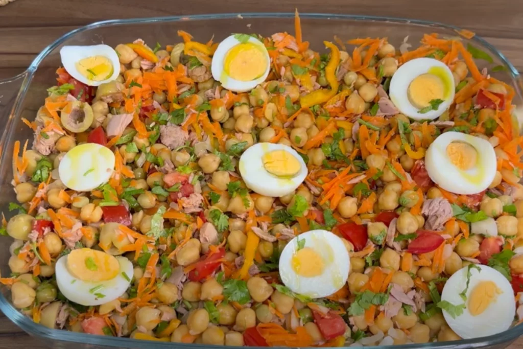 Salada de grão de bico com atum