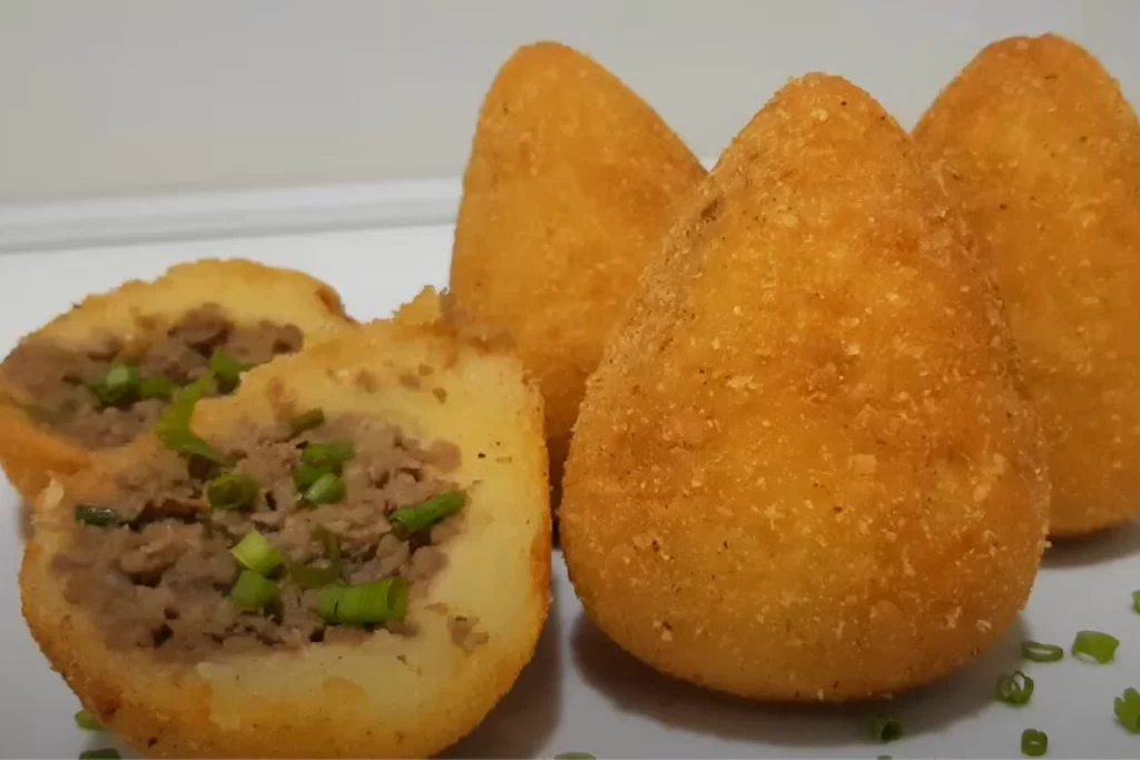 Coxinha de mandioca receita irresistível com massa cremosa