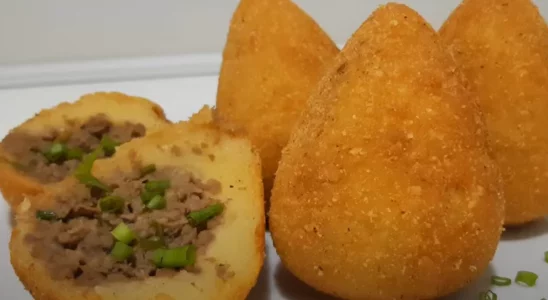 Coxinha de mandioca receita irresistível com massa cremosa