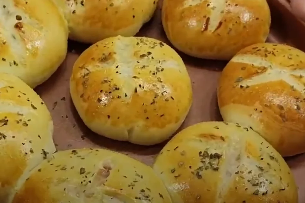 Pão recheado de queijo e presunto