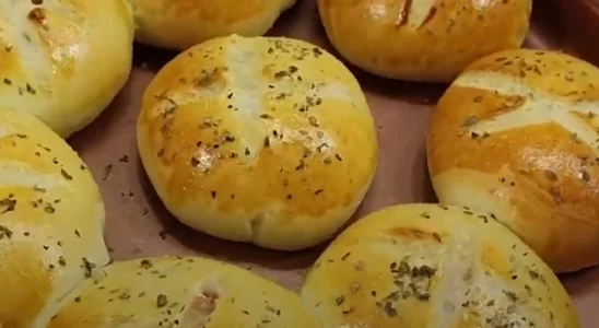 Pão recheado de queijo e presunto