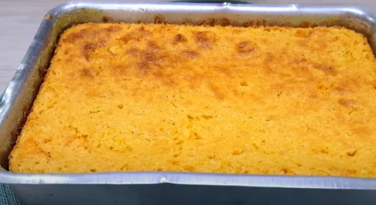 Bolo de milhos de latinha com coco: receita fácil e irresistível!