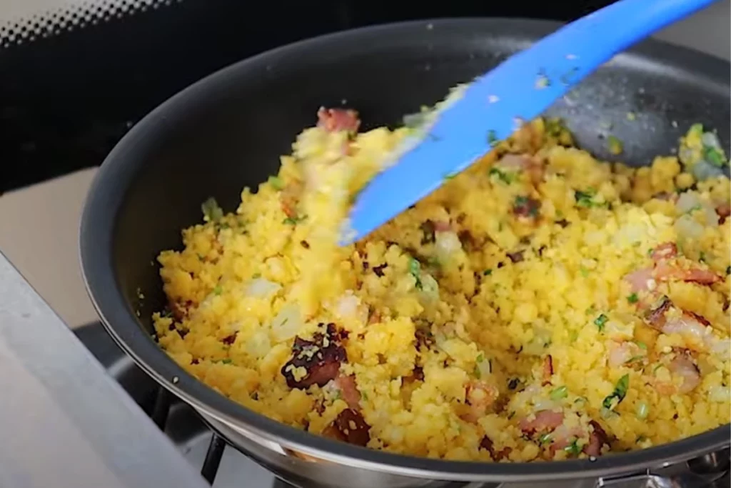 Farofa de flocão de milho com bacon: receita fácil e saborosa