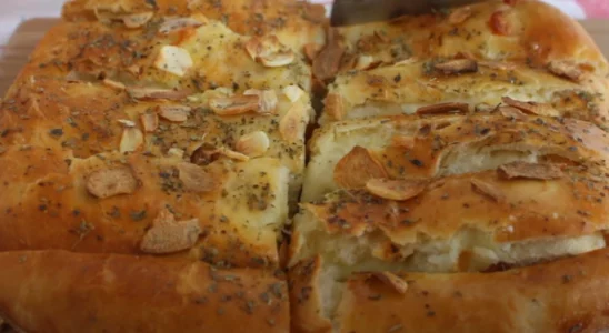 Pão de alho com catupiry: receita irresistível para o churrasco perfeito