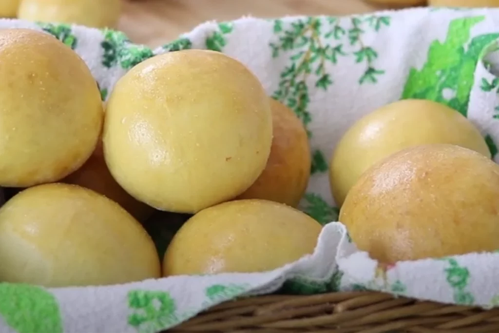 Pão de batata com requeijão e calabresa: macio, recheado e irresistível!